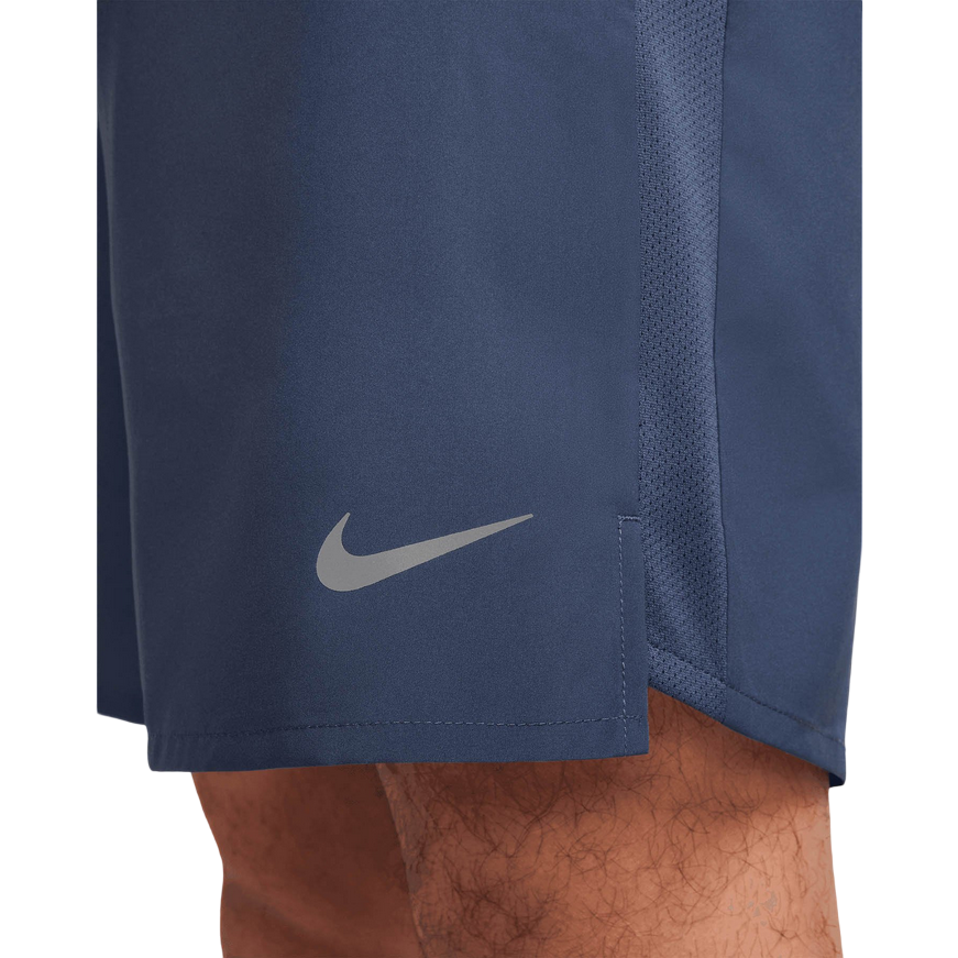Shorts running Nike Challenger DV9359-437 blu da uomo con tecnologia Dri-FIT, lunghezza 18cm, tasche laterali e inserti in mesh - logo
