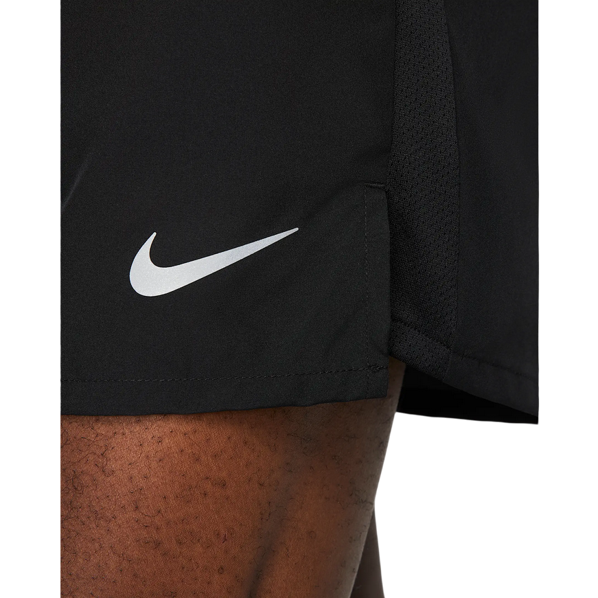 Pantaloncino Nike Challenger Shorts Dri-FIT nero DV9363-010, lunghezza 13cm, con tecnologia traspirante, inserti in mesh e tasche con chiusura a strappo