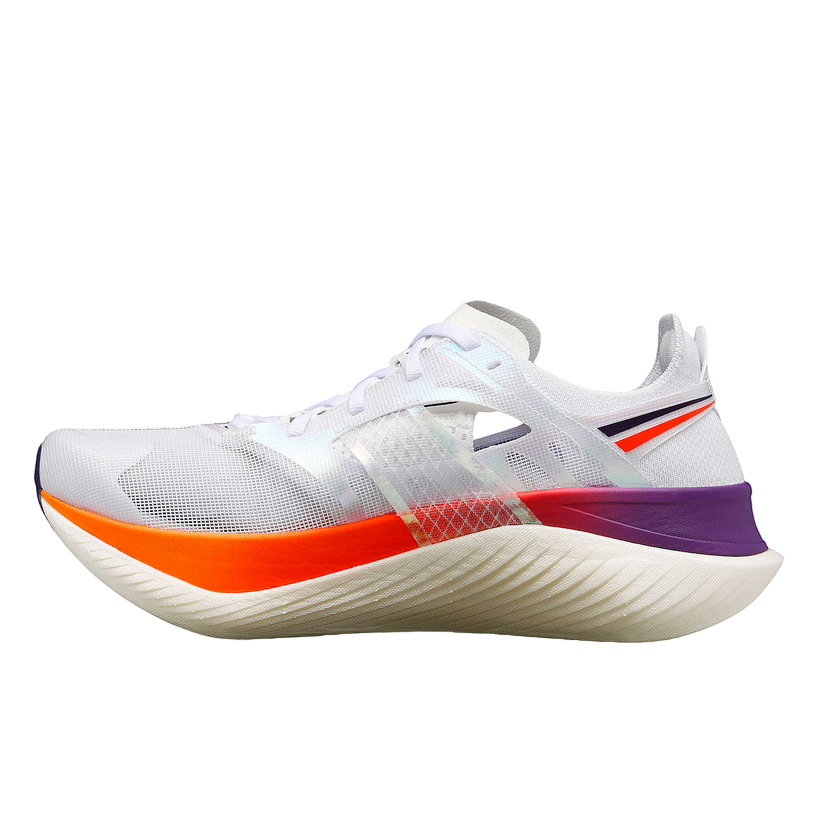 Saucony Endorphin Elite S20768-126 indossate durante competizione, scarpe racing bianche con piastra in carbonio