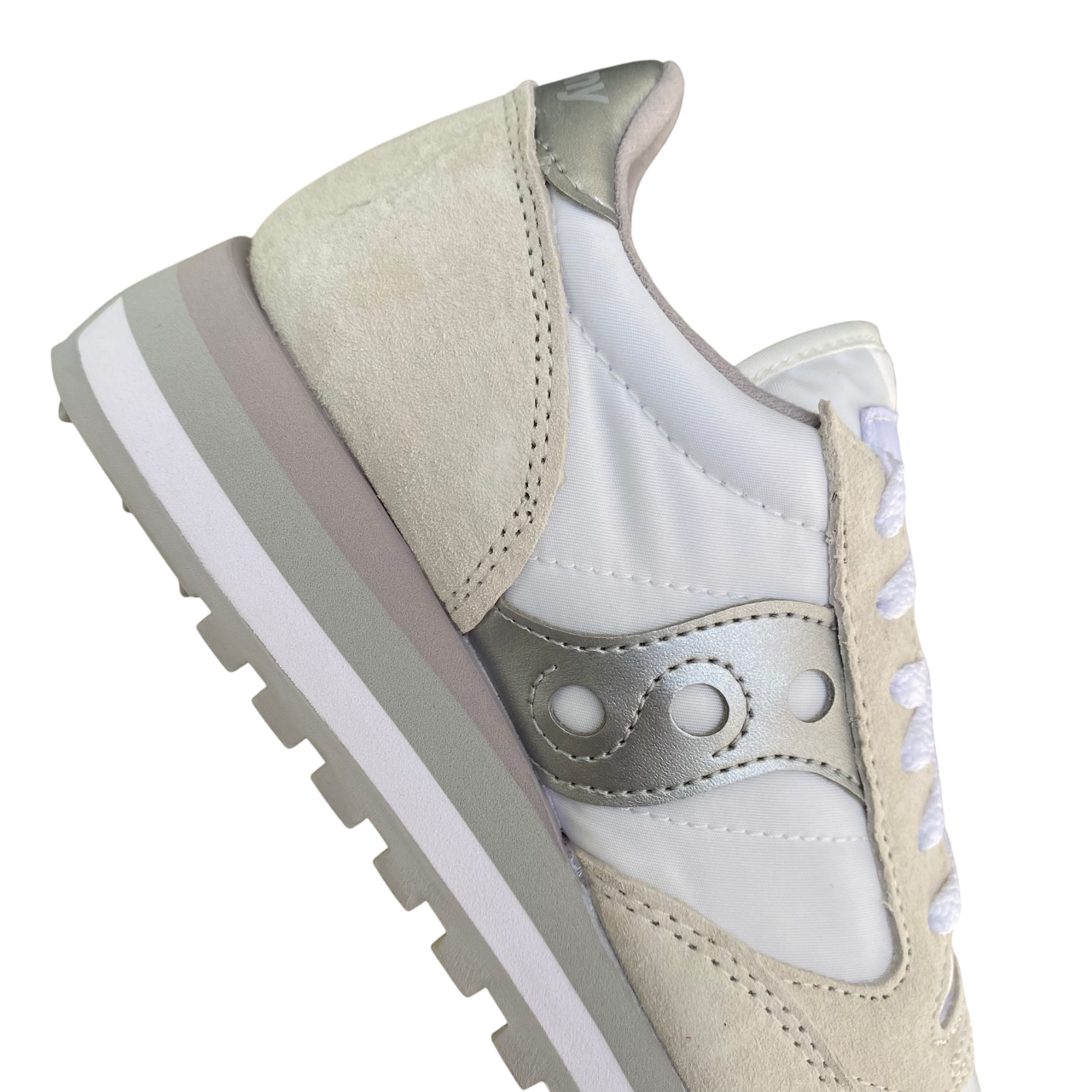 Sneakers Saucony Jazz Triple bianco-argento da donna con suola rialzata, dettagli metallizzati, logo Saucony laterale e design chunky moderno - tacco