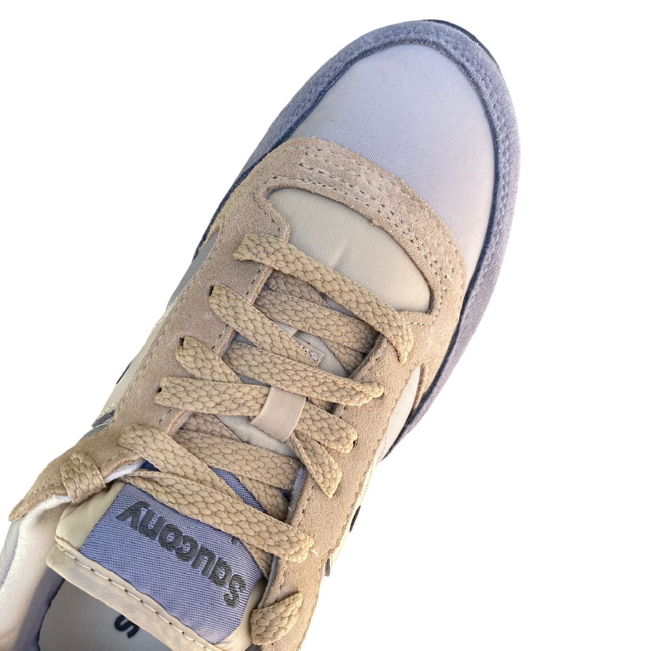 Dettaglio tomaia Saucony Jazz O&#39; con texture scamosciata grigia e pannelli nylon colorati