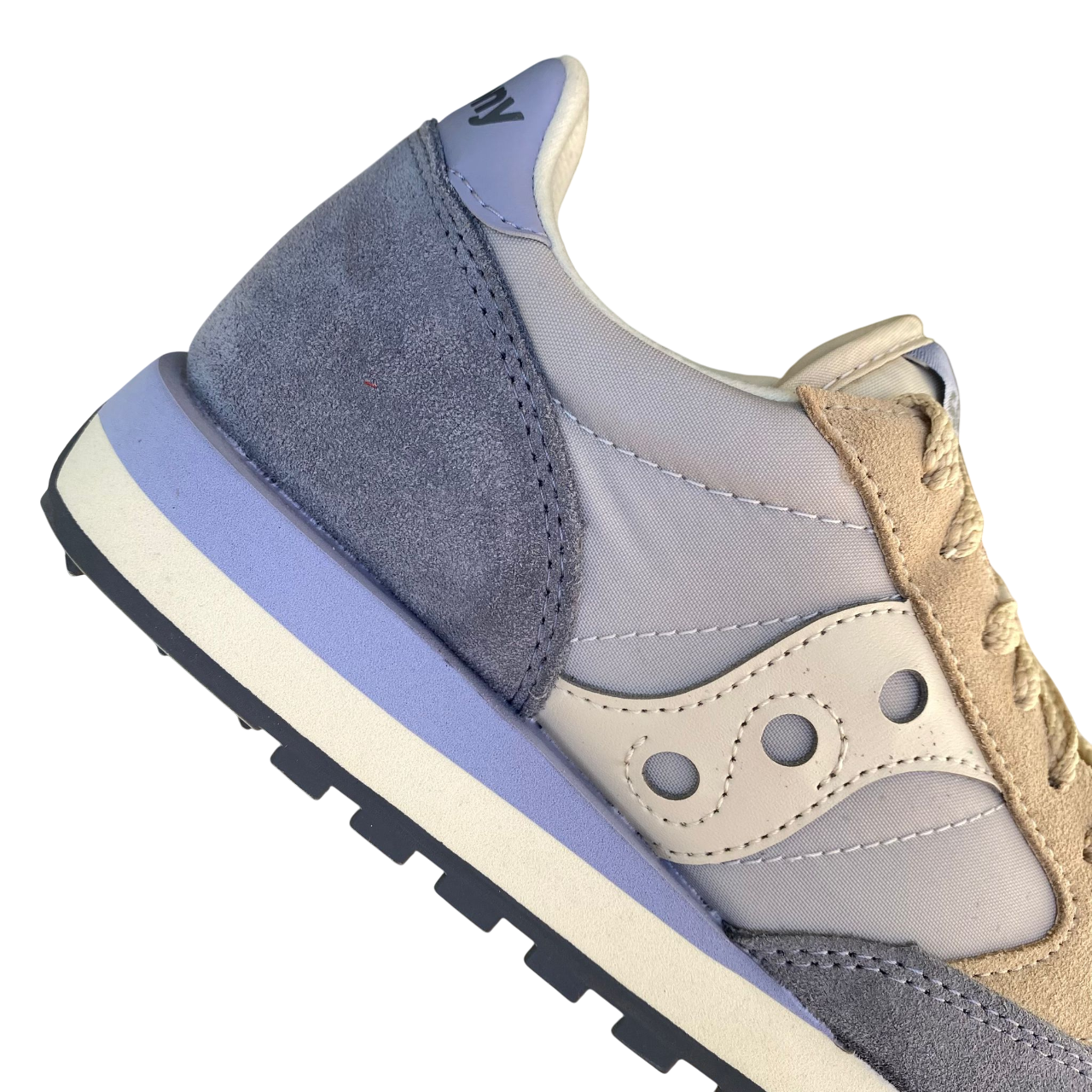 Dettaglio Saucony Jazz O&#39; con texture scamosciata grigia e pannelli nylon colorati