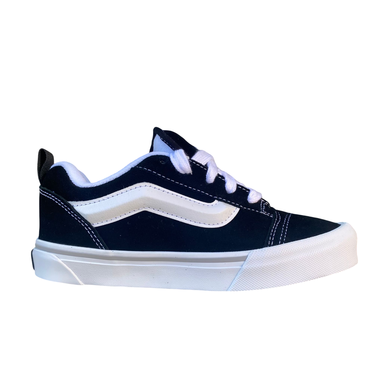 Vista laterale esterna delle sneakers Vans Knu Skool da junior in colorazione nero-bianco con dettagli oversize