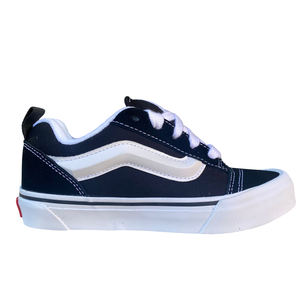 Vista laterale esterna delle sneakers Vans Knu Skool da ragazzi in colorazione nero-bianco con dettagli oversize