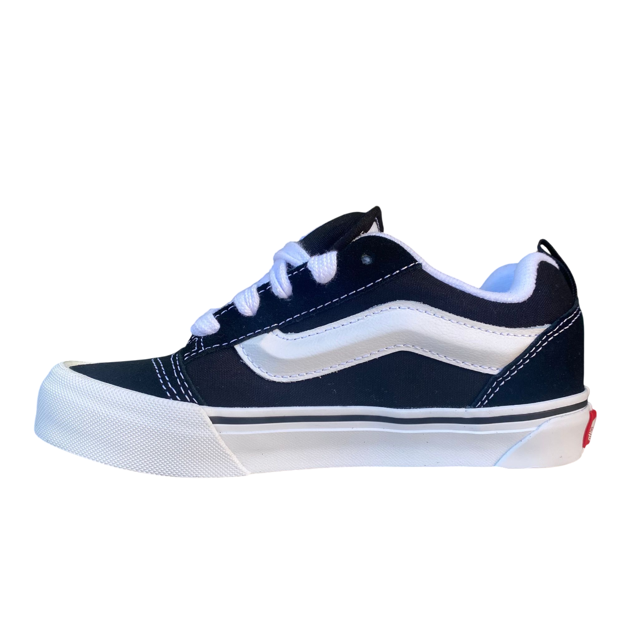 Vista laterale interna delle sneakers Vans Knu Skool da ragazzi in colorazione nero-bianco con dettagli oversize