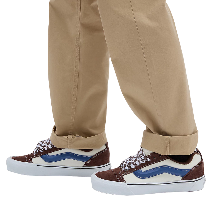 Vans Knu Skool indossate, modello iconico da uomo in marroncino-beige-blu per un look vintage e originale