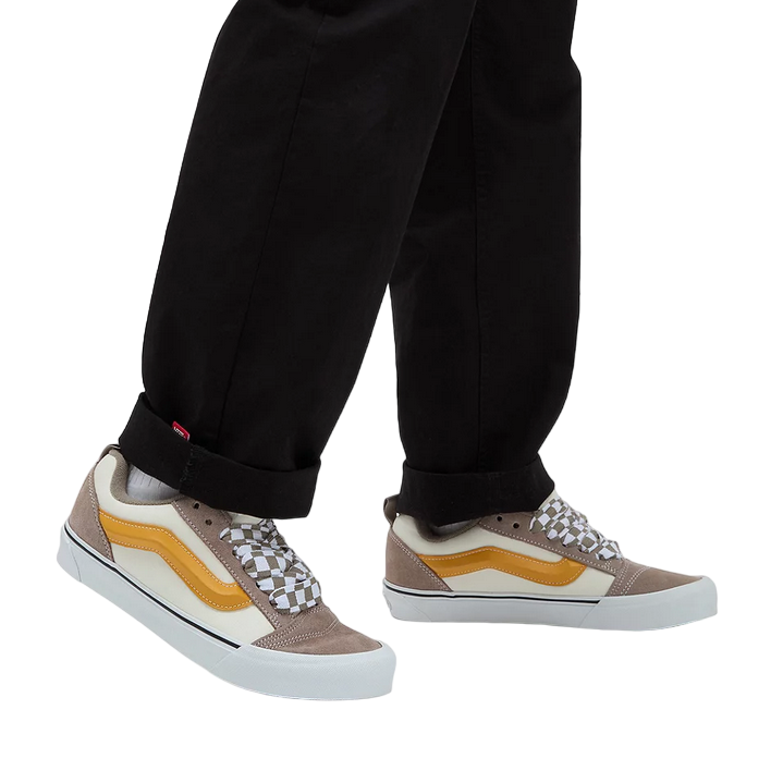 Vans Knu Skool indossate, modello iconico da uomo in multicolore-beige-ocra per un look vintage e distintivo