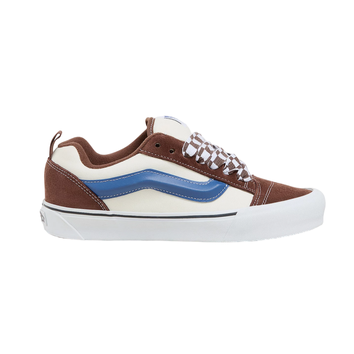 Vista laterale delle sneakers Vans Knu Skool da uomo in esclusiva colorazione marroncino-beige-blu con dettagli oversize