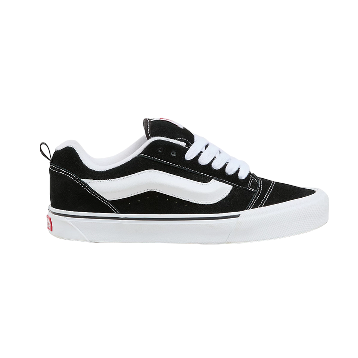 Vista laterale delle sneakers Vans Knu Skool da uomo in classica colorazione nero-bianco con iconico stripe laterale