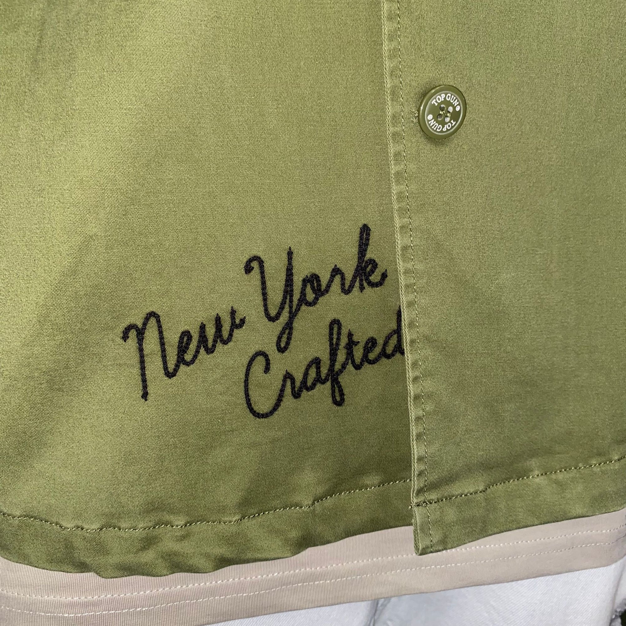 Camicione verde militare Top Gun da uomo con toppe ricamate decorative, design oversize, tasche frontali e dettagli ispirati allo stile aviatore - dettaglio bottone
