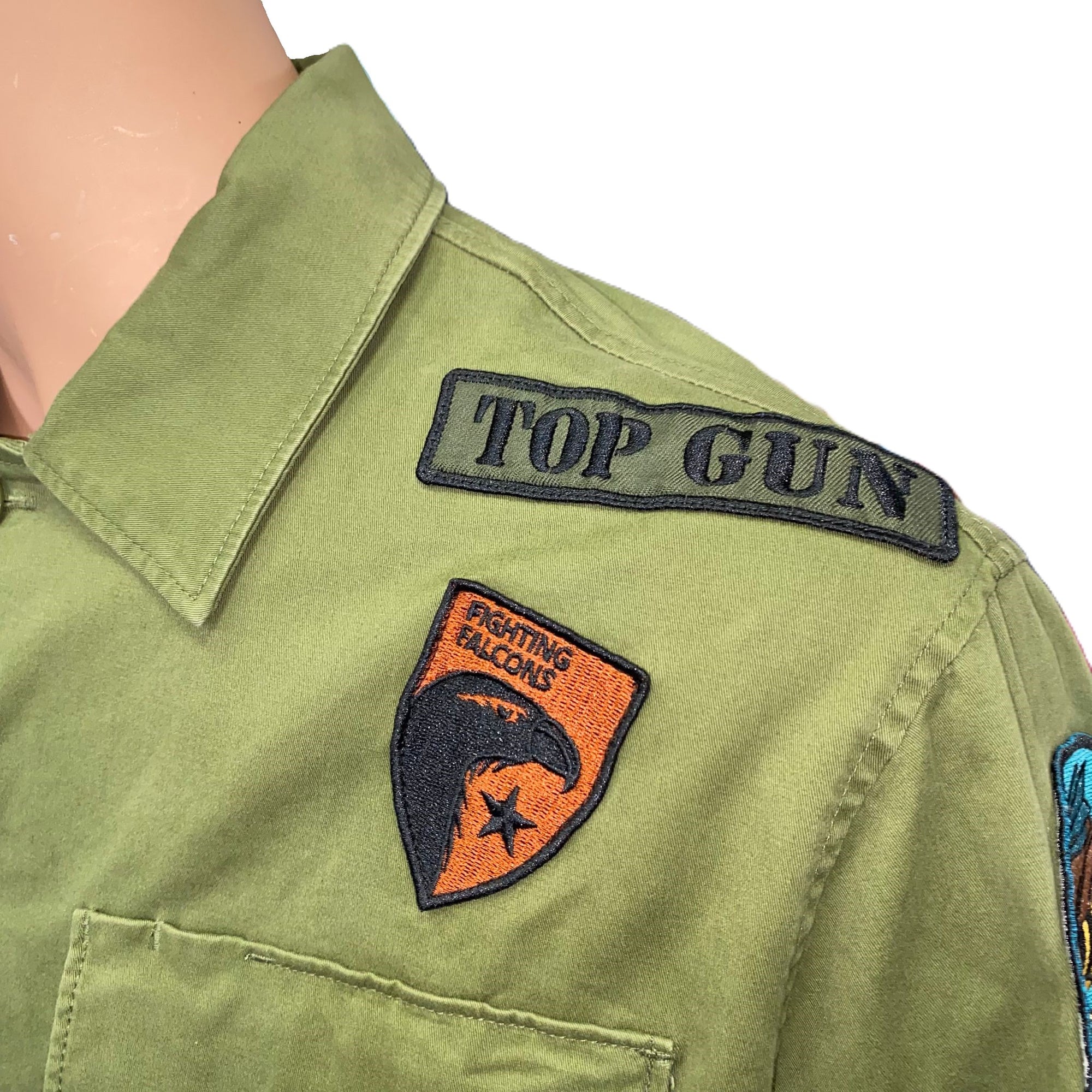 Camicione verde militare Top Gun da uomo con toppe ricamate decorative, design oversize, tasche frontali e dettagli ispirati allo stile aviatore - dettaglio spalla