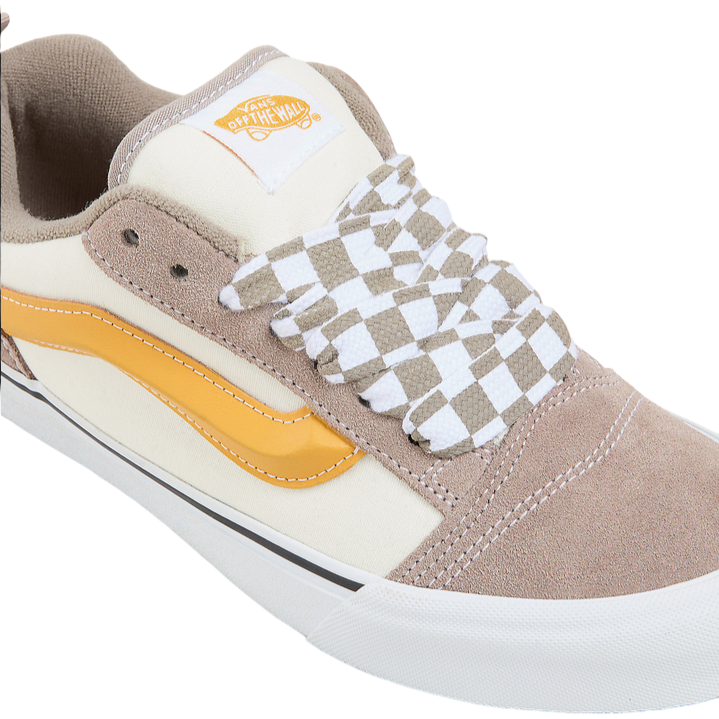 Materiali premium e lacci oversize delle sneakers Vans Knu Skool multicolore-beige-ocra da uomo