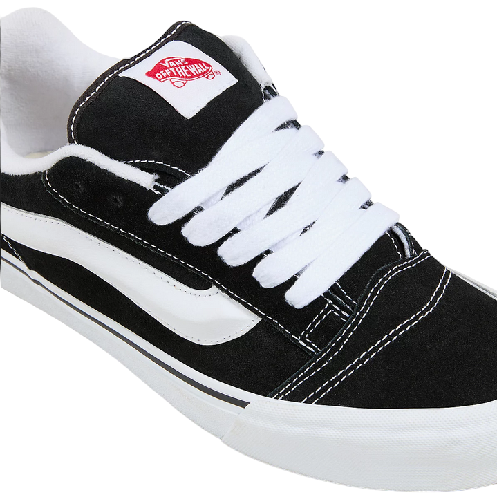 Lacci oversize e linguetta imbottita delle sneakers Vans Knu Skool nero-bianco da uomo