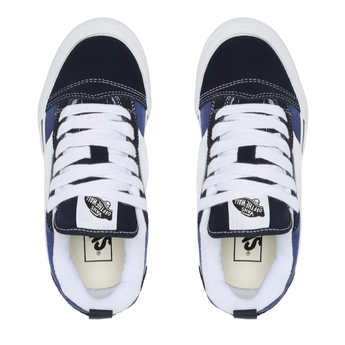 Lacci oversize e linguetta imbottita delle sneakers Vans Knu Skool blu-bianco da adulti