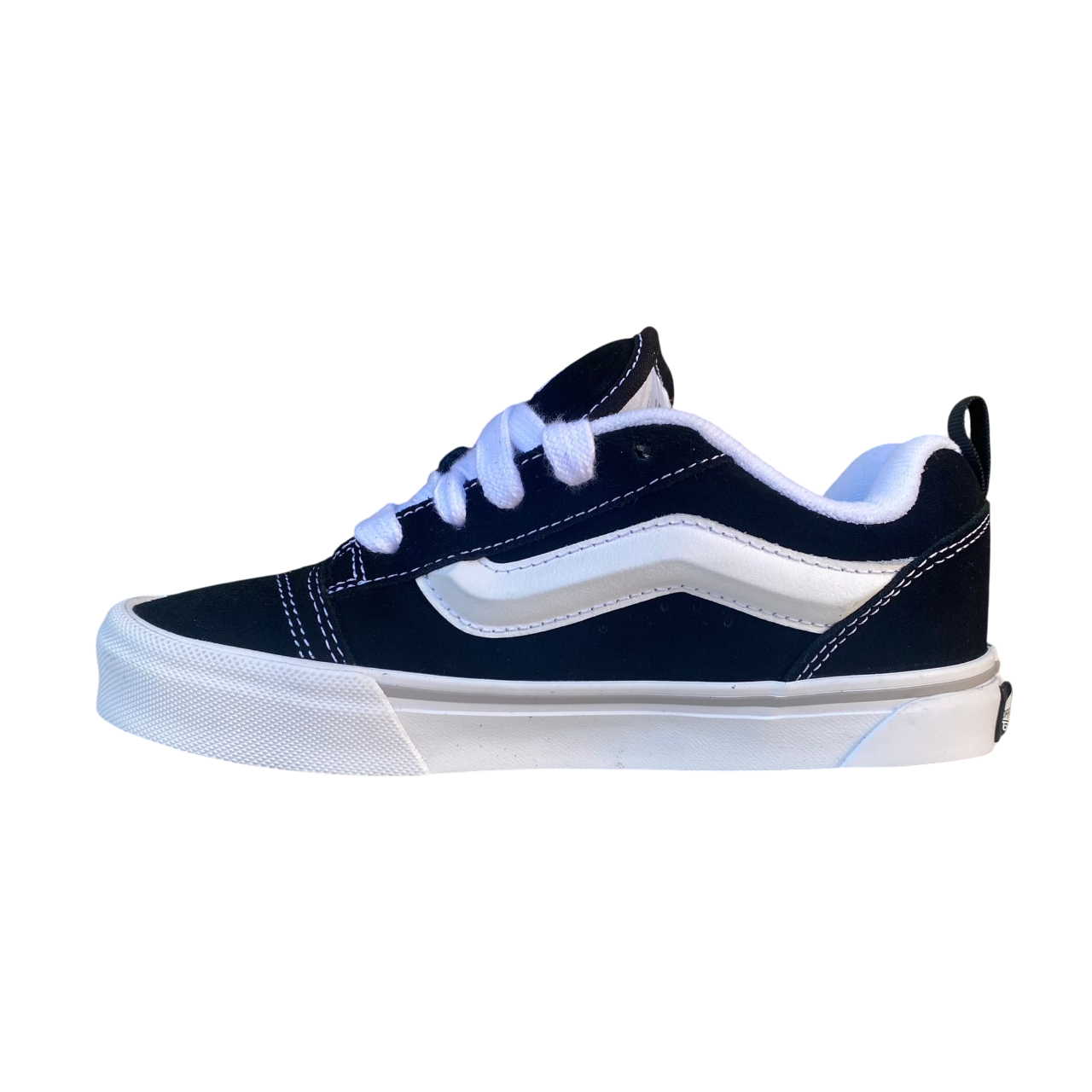 Vista laterale interna delle sneakers Vans Knu Skool da junior in colorazione nero-bianco con dettagli oversize