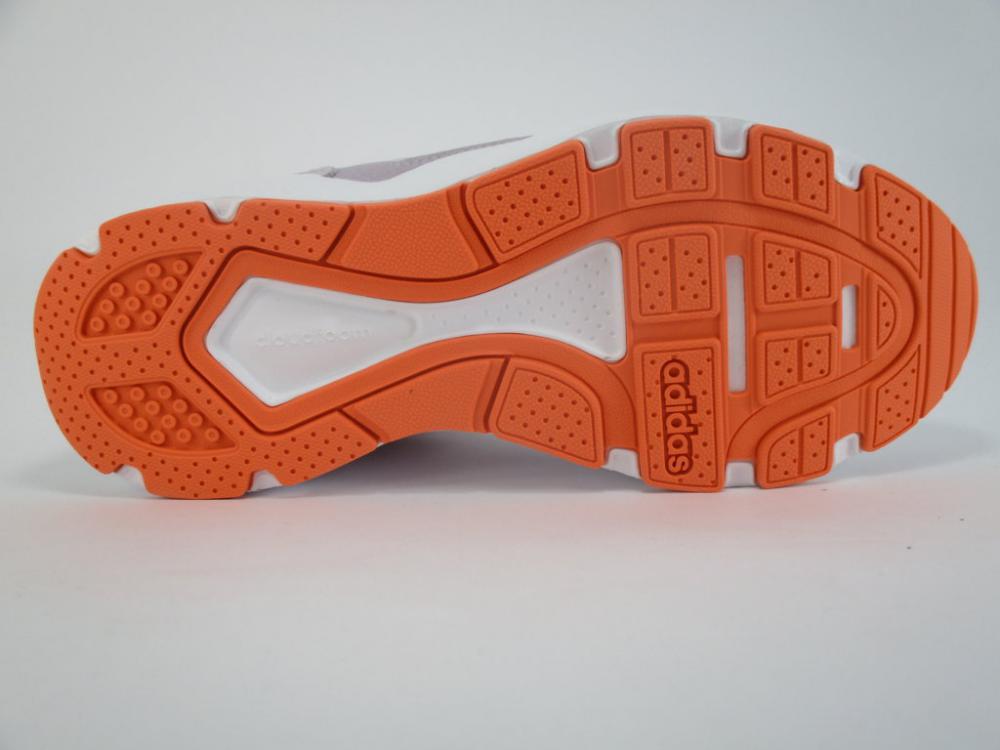 Sneakers Adidas Chaos EF1061 da ragazza, colorazione bianca, design moderno, vista battistrada antiscivolo