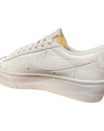 Nike scarpa sneakers da donna con zeppa Blazer Low DJ0292-100 bianco