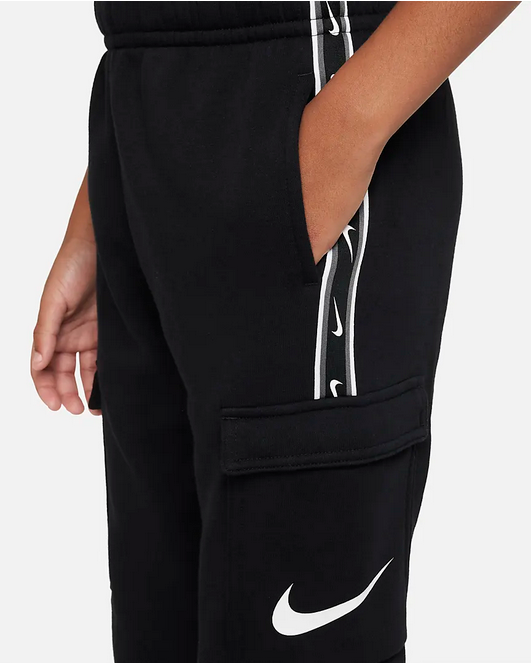 Nike Boys&#39; sports trousers with pockets Sportswear Repeat FD0310-011 black